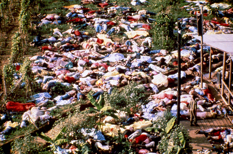 Illustration for article titled Esta anciana se quedó dormida, y cuando despertó
tenía 900 cadáveres a su alrededor: la masacre de Jonestown